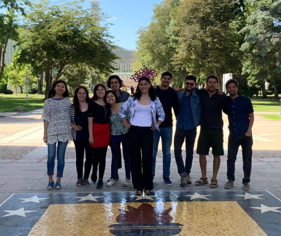 Valentina, junto a un grupo de amigos, en el tradicional arco de la UdeC