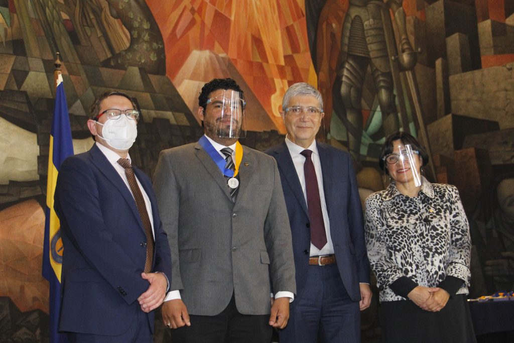 Decano de la Facultad de Ciencias Químicas, Dr. Eduardo Pereira Ulloa; flamante Dr. en Ciencias Geológicas UdeC, Dr. Andrés Solórzano Barreto; Rector de la UdeC, Dr. Carlos Saavedra Rubilar; Directora de Postgrado, Dra. Sandra Saldivia Muñoz (fuente: Postgrado UdeC)