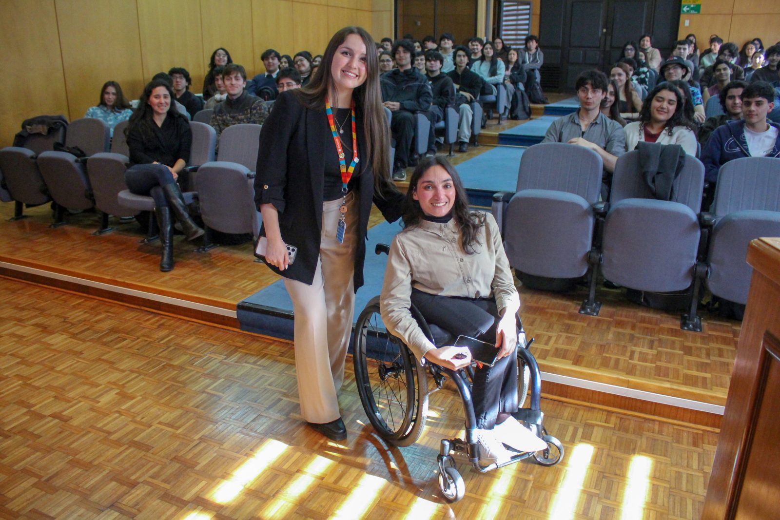 Anaís Contreras Gutiérrez, geóloga titulada en la UdeC e integrante del Programa de Graduados, e Iris Silva Córdova, jefa de Proyecto Corporativo de Diversidad y Bienestar de Codelco.