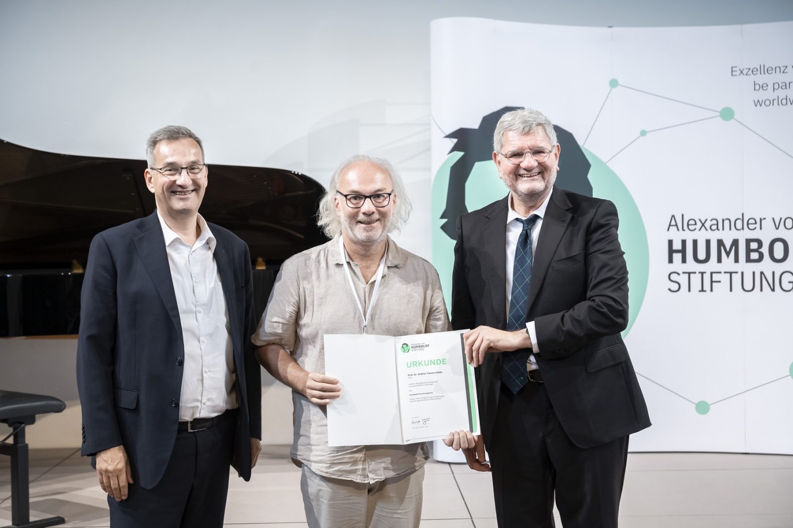 En el centro, el Prof. Tassara recibiendo el Premio en la ceremonia realizada en la sede de la Fundación Alexander von Humboldt en Berlín. 