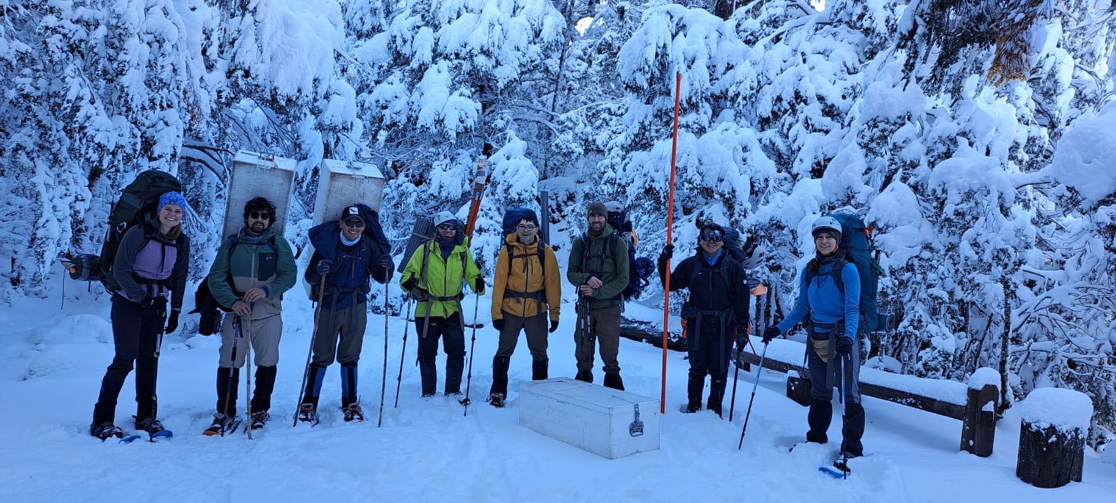 El grupo de científicos/as al momento de comenzar el ascenso desde el campamento; al extremo derecho, Sofía Navas Chesta; en el centro se aprecia una de las tres cajas en que se transportaron los testigos de hielo