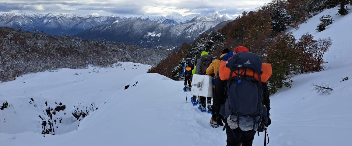 Imágenes del campamento instalado en una altitud de 2 mil metros y de la caminata hacia el lugar de la extracción a unos 2.400 msnm 