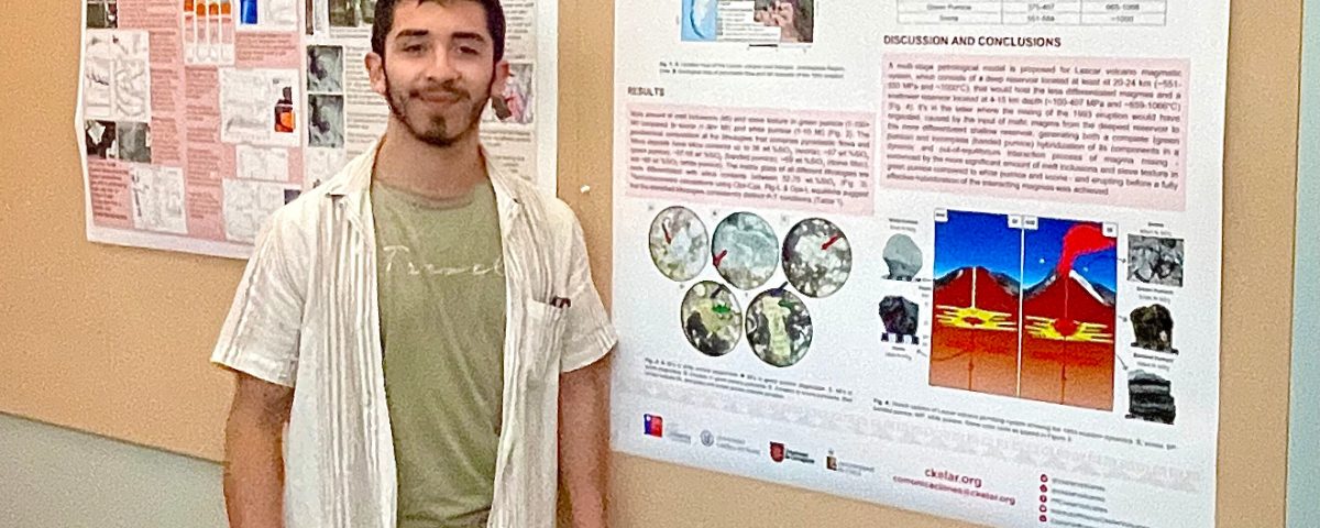 Álvaro junto a su poster científico en el evento